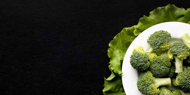 Photo gratuite disposition à plat de délicieux légumes frais avec espace copie