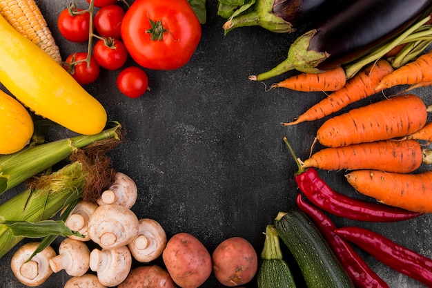 Disposition à plat de différents légumes avec espace copie