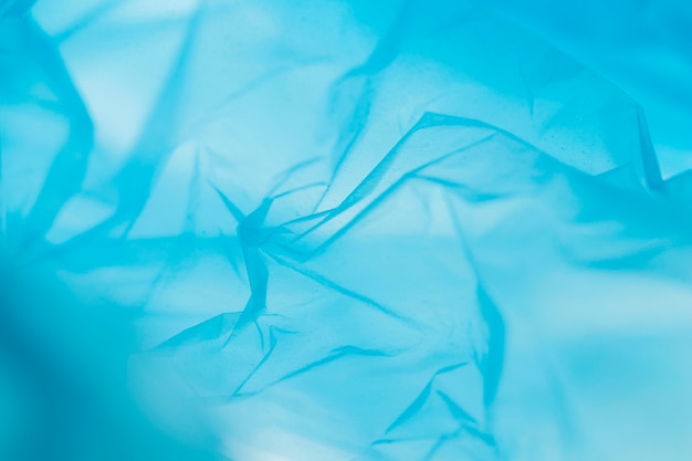 Disposition à plat de sacs en plastique bleus