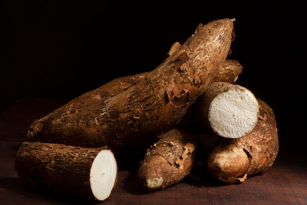 Photo gratuite disposition des racines de manioc nutritives