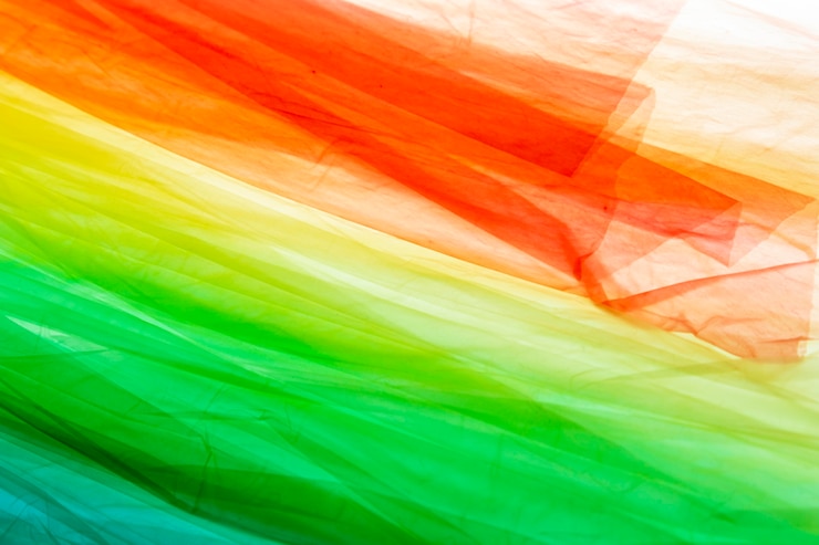 Photo gratuit disposition de sacs en plastique de différentes couleurs