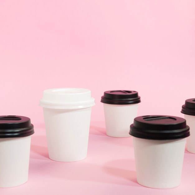 Disposition des tasses à café pour le concept d'individualité