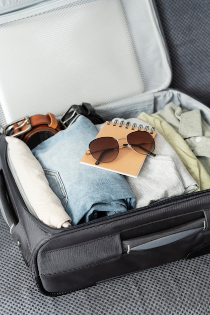 Disposition des vêtements et accessoires dans une valise
