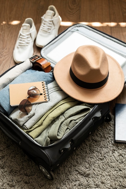 Disposition des vêtements et accessoires dans une valise