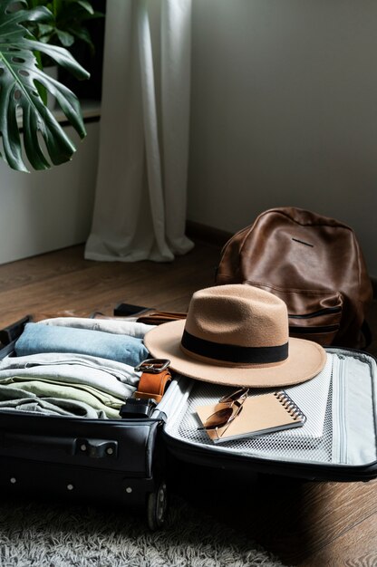 Disposition des vêtements et accessoires dans une valise