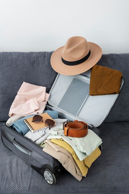 Disposition des vêtements et accessoires dans une valise