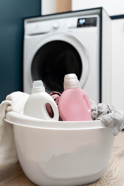 Disposition des vêtements dans un panier dans la salle de lavage