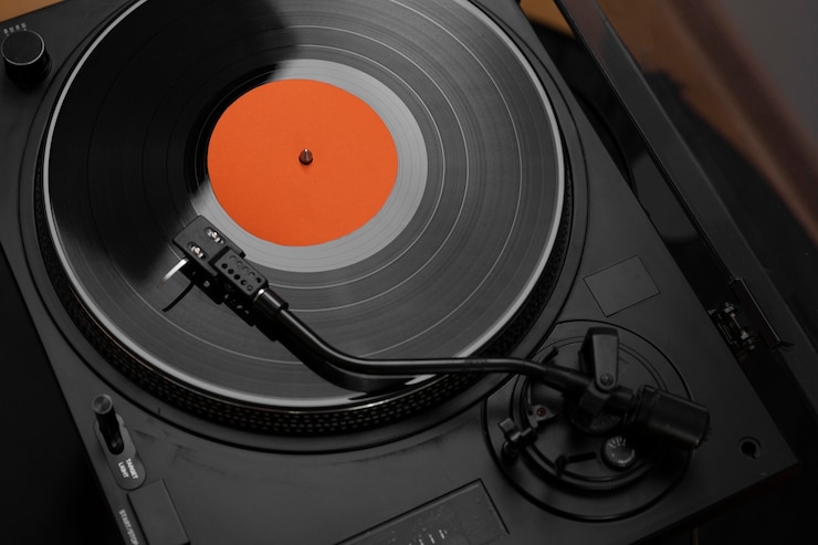 Photo gratuit disque vinyle avec assortiment de textures rétro