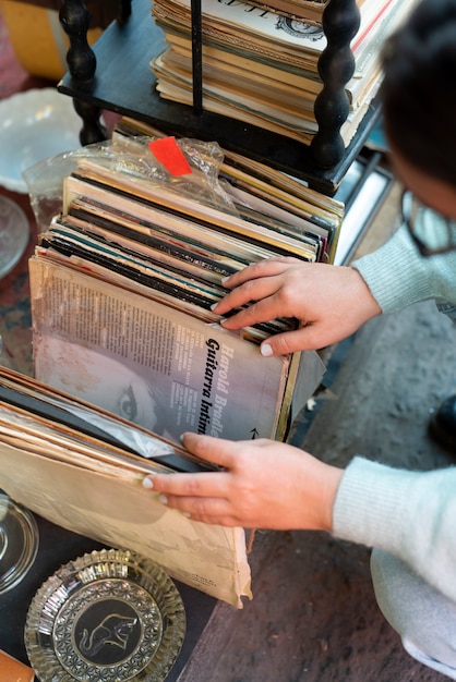 Photo gratuite disques à angle élevé sur le marché de l'occasion