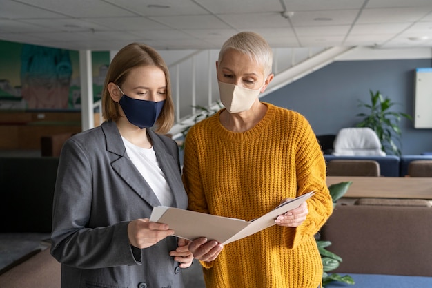 Photo gratuite distanciation sociale des personnes dans l'espace de travail