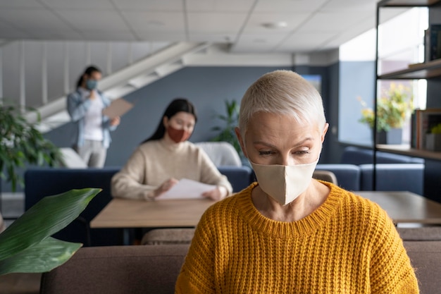 Photo gratuite distanciation sociale des personnes dans l'espace de travail