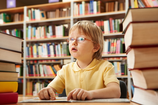 Distrait élève dans la bibliothèque