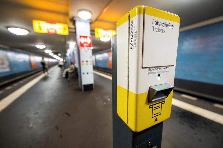 Photo gratuit distributeur automatique de billets dans le métro de berlin allemagne