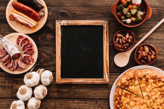 Photo gratuite divers aliments et cuillère autour du tableau