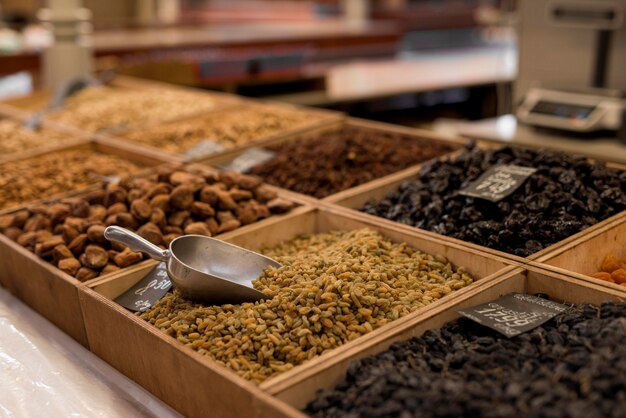 Divers aliments séchés au marché