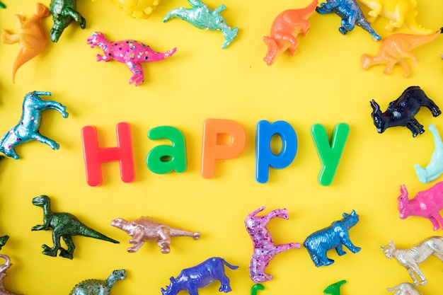Photo gratuite divers animaux fond de figures de jouets avec le mot heureux