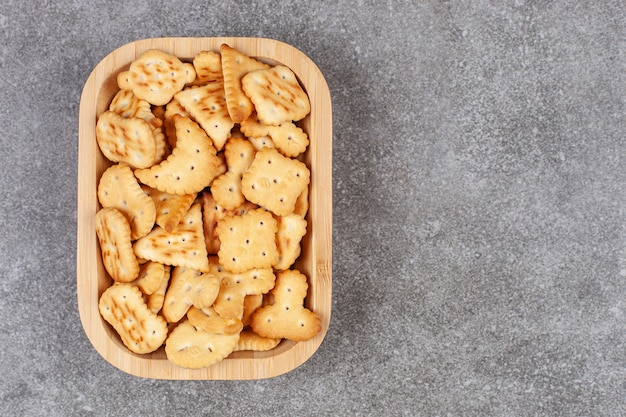 Divers biscuits en forme sur plaque en bois