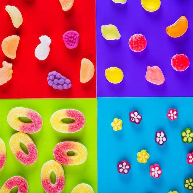 Photo gratuite divers bonbons sur fond coloré