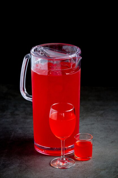 Divers cocktails colorés dans des verres