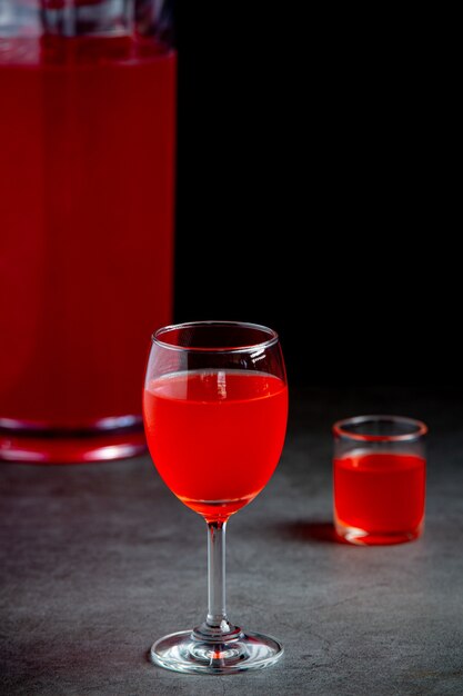 Divers cocktails colorés dans des verres