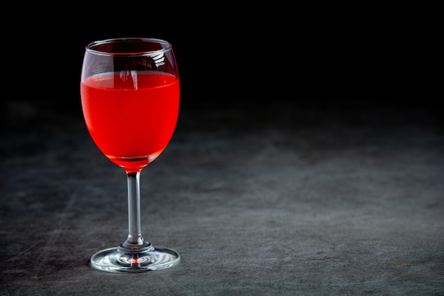 Divers cocktails colorés dans des verres