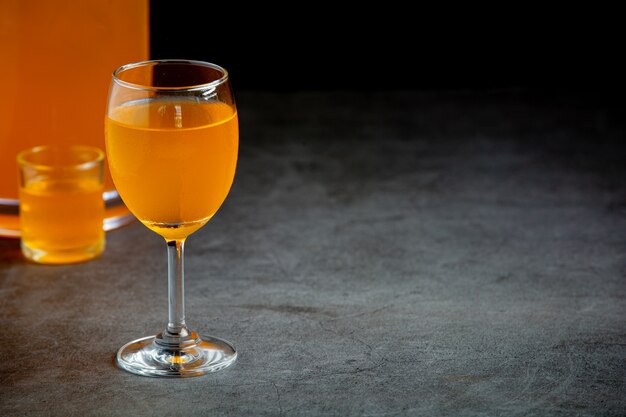 Divers cocktails colorés dans des verres