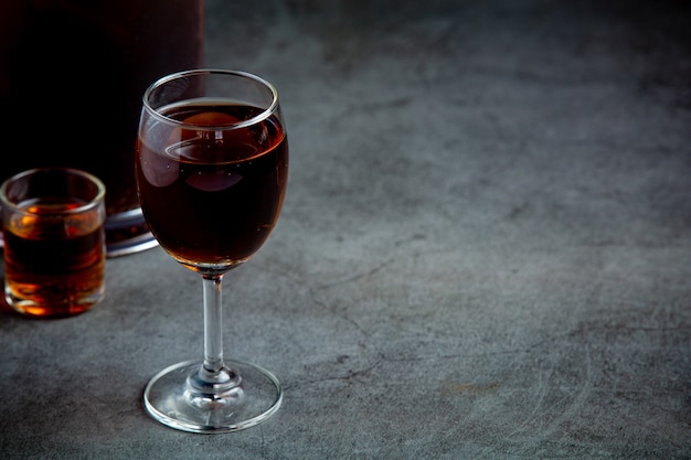 Divers cocktails colorés dans des verres