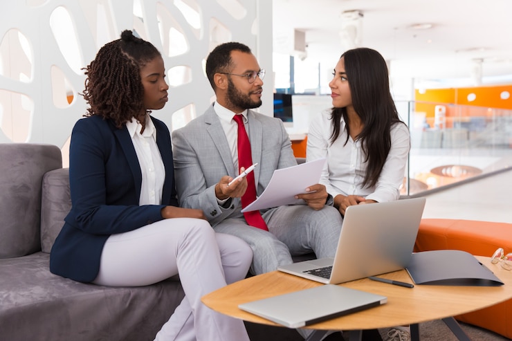 Photo gratuit divers collègues de travail qui étudient un accord