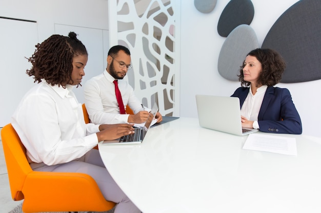 Divers collègues de travail relevant de la patronne