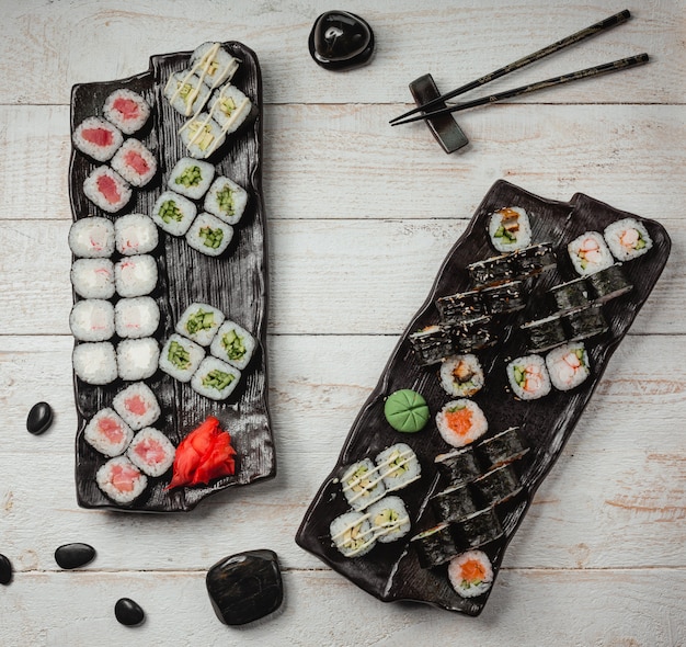 Divers ensembles de sushis vue de dessus