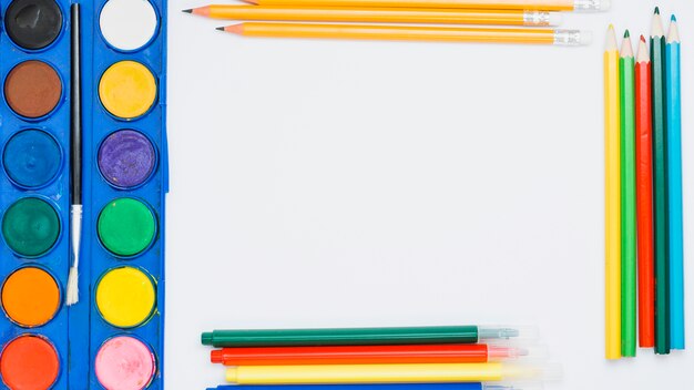 Divers équipements de couleur isolés sur fond blanc