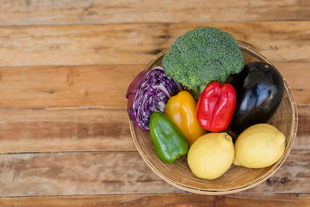 Divers fruits aux légumes sur fond de bois