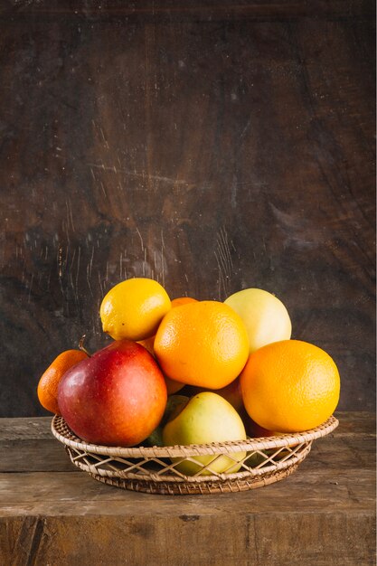 Divers fruits dans un bol tressé