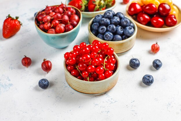 Divers fruits frais d'été, bleuets, groseilles rouges, vue de dessus.