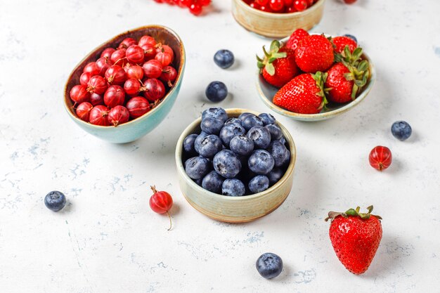 Divers fruits frais d'été, bleuets, groseilles rouges, vue de dessus.