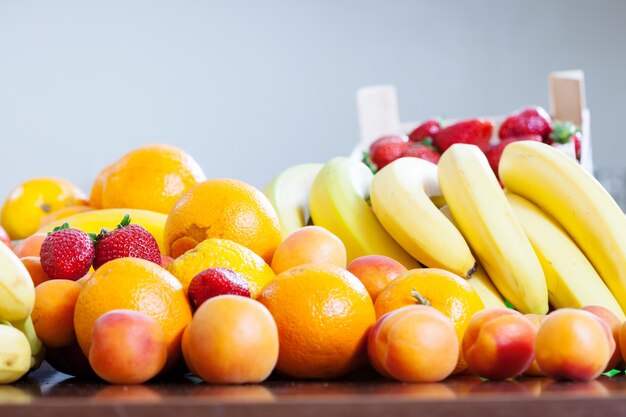 divers fruits à table dans la cuisine