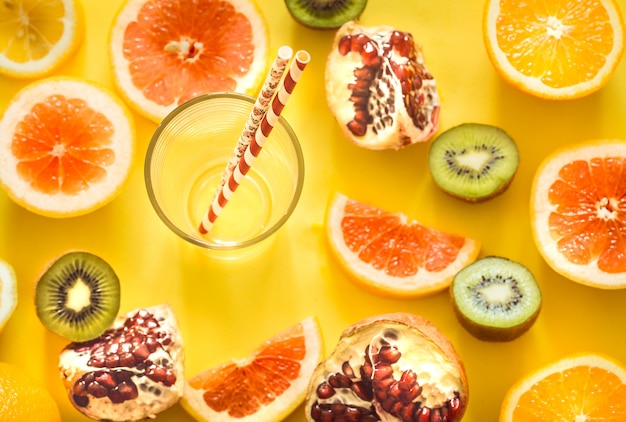 Photo gratuite divers fruits et un verre avec une paille