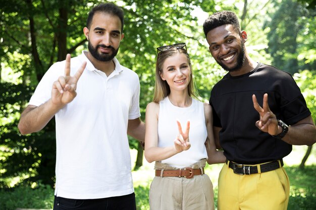 Divers groupe d&#39;amis faisant signe de la paix