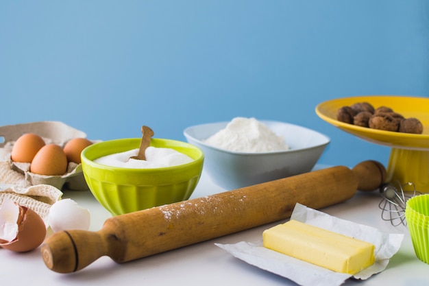 Photo gratuite divers ingrédients pour faire un gâteau sur la table