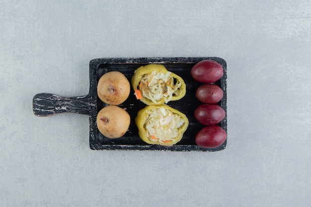 Divers légumes fermentés sur tableau noir.