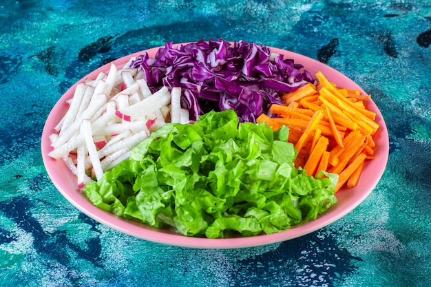 Divers légumes hachés dans une assiette