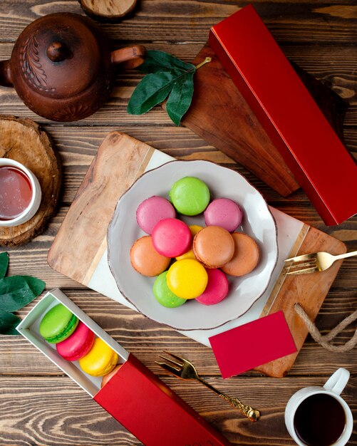 Divers macarones sur la vue de dessus de table