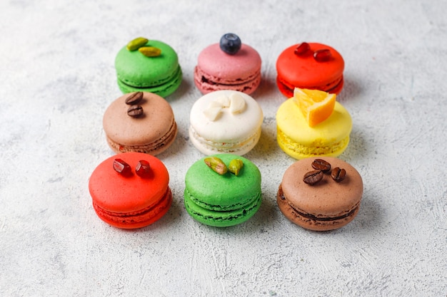 Photo gratuite divers macarons aux pistaches, fruits, baies, grains de café.