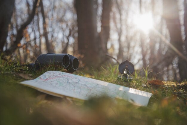 Divers objets de voyage sur l&#39;herbe