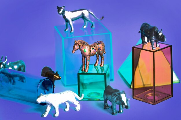 Photo gratuite divers personnages de jouets animaux avec des boîtes et dans un fond coloré