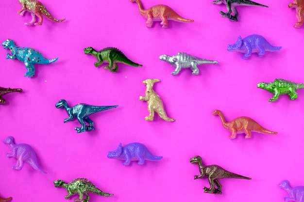 Photo gratuite divers personnages de jouets animaux dans un arrière-plan coloré