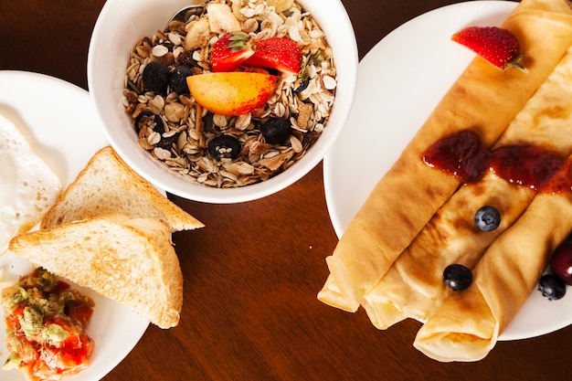 Photo gratuite divers repas savoureux pour le petit-déjeuner