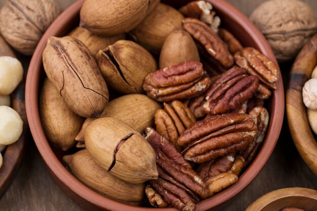 Divers snack de noix bio dans un bol