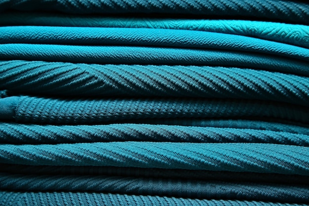 Divers tissus de créateur de couleur turquoise à l'intérieur d'un magasin de textile