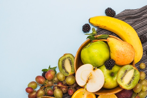 Divers types de fruits sur fond bleu